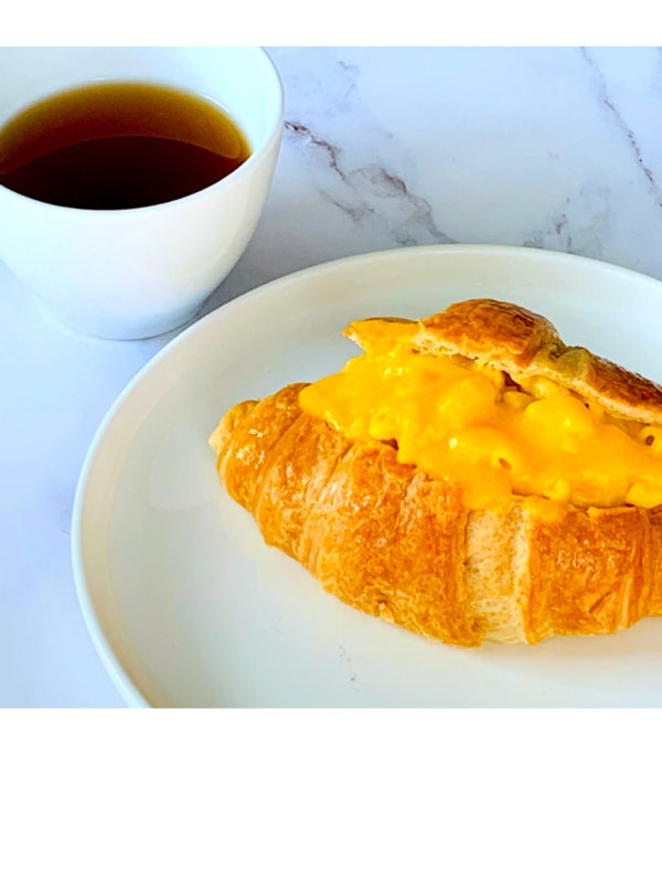 Mac & cheese croissant meal